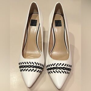 White House Black Market White/Black pumps 7.5